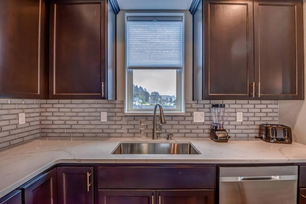 New Tri-Level Home With Ocean View And 3 En-Suite Bedrooms! Depoe Bay Εξωτερικό φωτογραφία